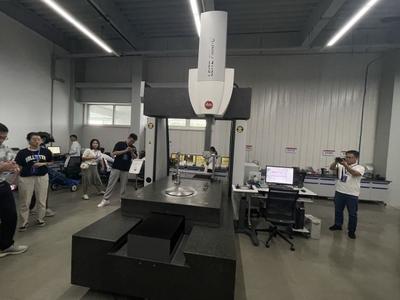 專精特新看中國丨會(huì)學(xué)習(xí)的機(jī)器人上崗智能工廠，讓碳纖維箭桿誤差控制在微米級(jí)